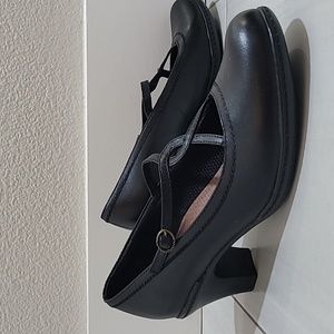 Clarks Mary Jane heels